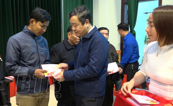   Đồng chí Ngô Đông Hải, Ủy viên Ban Chấp hành Trung ương Đảng, Bí thư Tỉnh ủy: Trao quà tết cho hộ có hoàn cảnh đặc biệt khó khăn tại huyện Tiền Hải