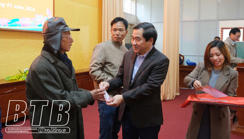   Đồng chí Nguyễn Tiến Thành, Phó Bí thư thường trực Tỉnh ủy, Chủ tịch Nh88 - Cá Cược Mỗi Ngày - Nh88 vip Liền Tay tỉnh: Trao quà tết cho người nghèo xã Hồng Minh