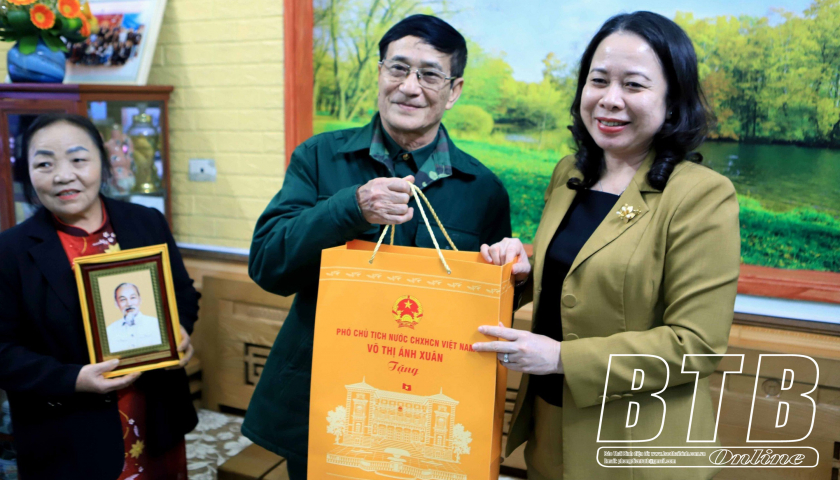   Đồng chí Phó Chủ tịch nước thăm, tặng quà gia đình chính sách, công nhân có hoàn cảnh khó khăn tại huyện Vũ Thư