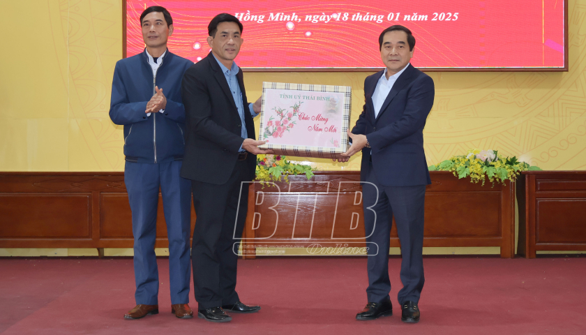   Đồng chí Nguyễn Tiến Thành, Phó Bí thư thường trực Tỉnh ủy, Chủ tịch Nh88 - Cá Cược Mỗi Ngày - Nh88 vip Liền Tay tỉnh: Trao quà tết cho hộ nghèo, hộ cận nghèo, hộ có hoàn cảnh khó khăn của xã Hồng Minh