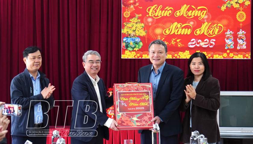   Đồng chí Phạm Đồng Thụy, Ủy viên Ban Thường vụ, Trưởng ban Tuyên giáo Tỉnh ủy chúc tết các cơ quan báo chí