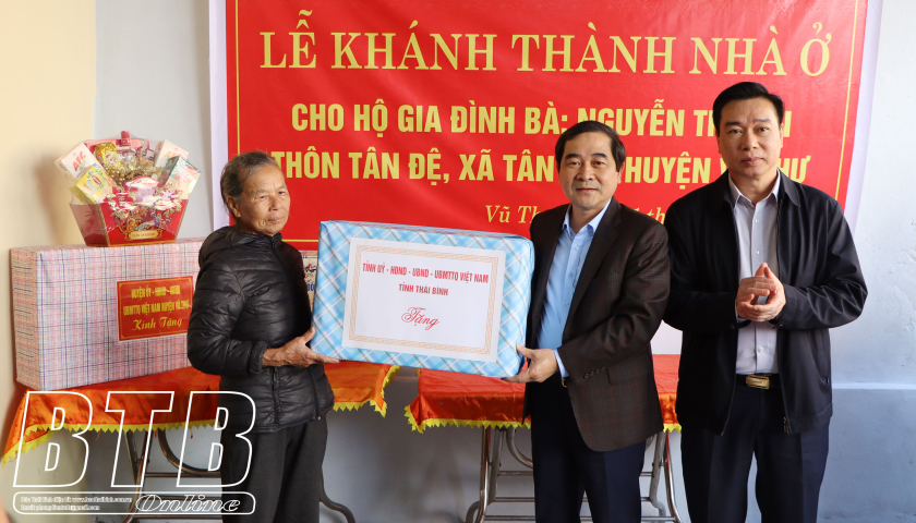  Đồng chí Nguyễn Tiến Thành, Phó Bí thư thường trực Tỉnh ủy, Chủ tịch Nh88 - Cá Cược Mỗi Ngày - Nh88 vip Liền Tay tỉnh dự lễ khánh thành nhà ở cho hộ nghèo huyện Vũ Thư