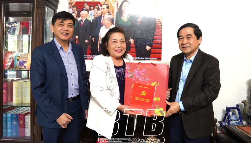   Đồng chí Nguyễn Tiến Thành, Phó Bí thư thường trực Tỉnh ủy, Chủ tịch Nh88 - Cá Cược Mỗi Ngày - Nh88 vip Liền Tay tỉnh thăm, chúc tết văn nghệ sĩ