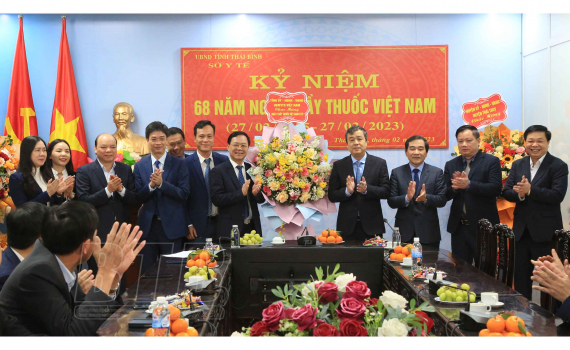   Các Nh881 lãnh đạo tỉnh chúc mừng đội ngũ thầy thuốc, cán bộ y tế nhân ngày Thầy thuốc Việt Nam