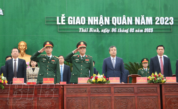   Đồng chí Bí thư Tỉnh ủy và Nh881 Chính ủy Quân khu 3 dự lễ giao nhận quân tại huyện Hưng Hà