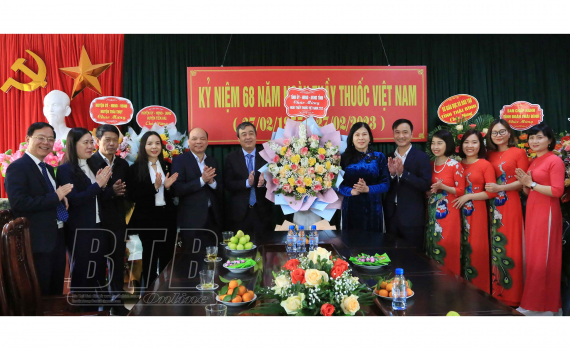   Đồng chí Ngô Đông Hải, Ủy viên Ban Chấp hành Trung ương Đảng, Bí thư Tỉnh ủy chúc mừng một số đơn vị y tế nhân ngày Thầy thuốc Việt Nam 27/2