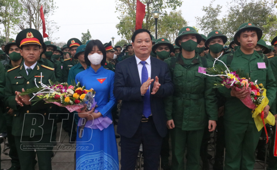   Đồng chí Nguyễn Khắc Thận, Phó Bí thư Tỉnh ủy, Chủ tịch Nh88 casino tỉnh dự lễ giao, nhận quân tại huyện Quỳnh Phụ
