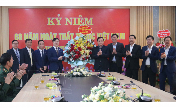  Đồng chí Nguyễn Khắc Thận, Phó Bí thư Tỉnh ủy, Chủ tịch Nh88 casino tỉnh thăm, chúc mừng một số đơn vị y tế nhân ngày Thầy thuốc Việt Nam