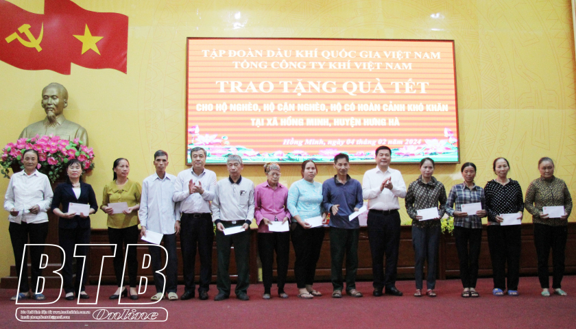   Bộ trưởng Bộ Công Thương và các Nh881 lãnh đạo tỉnh trao quà tết tại huyện Hưng Hà