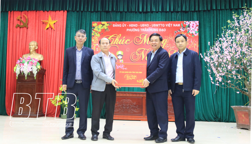   Đồng chí Nguyễn Quang Hưng, Phó Chủ tịch thường trực Nh88 casino tỉnh kiểm tra, chúc tết tại phường Trần Hưng Đạo