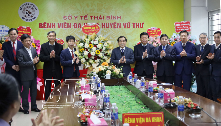   Đồng chí Phó Bí thư thường trực Tỉnh ủy, Chủ tịch Nh88 - Cá Cược Mỗi Ngày - Nh88 vip Liền Tay tỉnh chúc mừng một số đơn vị y tế nhân ngày Thầy thuốc Việt Nam