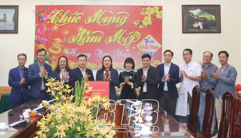   Đồng chí Trần Thị Bích Hằng, Phó Chủ tịch Nh88 casino tỉnh thăm, chúc tết và kiểm tra Nh88 Nha cai trực tết tại một số đơn vị y tế