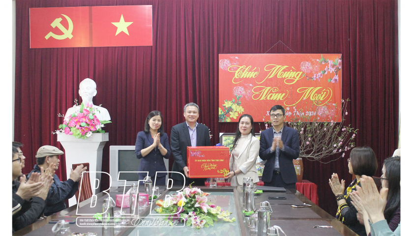   Đồng chí Trần Thị Bích Hằng, Phó Chủ tịch Nh88 casino tỉnh thăm, chúc tết Báo Thái Bình