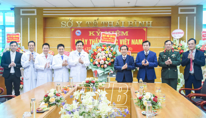   Đồng chí Phó Bí thư thường trực Tỉnh ủy, Chủ tịch Nh88 - Cá Cược Mỗi Ngày - Nh88 vip Liền Tay tỉnh: Thăm, chúc mừng một số đơn vị y tế nhân ngày Thầy thuốc Việt Nam