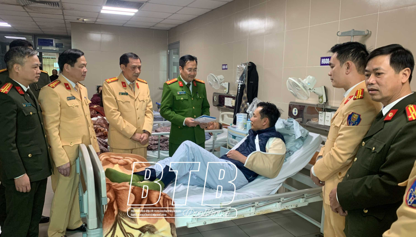   Lãnh đạo Công an tỉnh Thái Bình thăm hỏi cán bộ bị thương khi làm nhiệm vụ