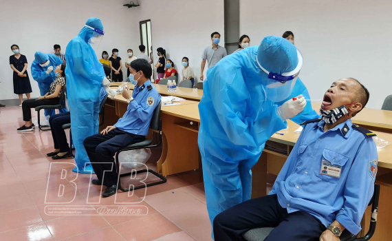  Test nhanh sàng lọc SARS-CoV-2 cho 560 cán bộ, công nhân trong các khu công nghiệp