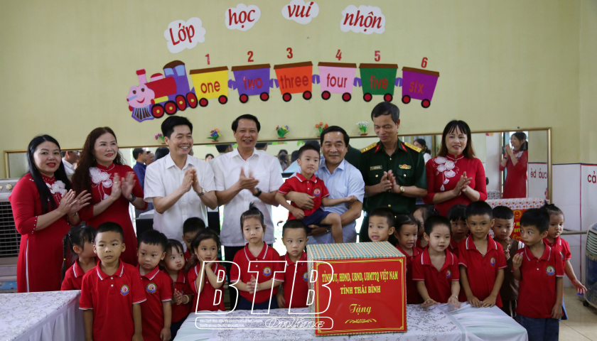   Đồng chí Phó Bí thư thường trực Tỉnh ủy, Chủ tịch Nh88 - Cá Cược Mỗi Ngày - Nh88 vip Liền Tay tỉnh: Thăm, tặng quà các cháu thiếu niên, nhi đồng huyện Quỳnh Phụ