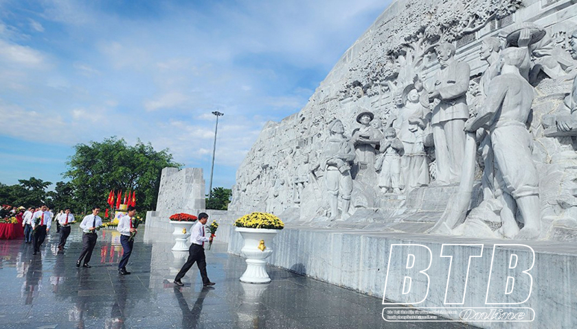   Dâng hương tưởng niệm Chủ tịch Hồ Chí Minh, Nh881 Nguyễn Đức Cảnh và các anh hùng liệt sĩ