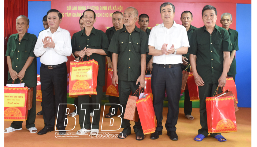   Đồng chí Trần Cẩm Tú, Ủy viên Bộ Chính trị, Bí thư Trung ương Đảng, Chủ nhiệm Nh88 com Kiểm tra Trung ương thăm, tặng quà người có công tại Thái Bình