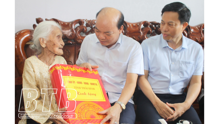   Các Nh881 lãnh đạo tỉnh tặng quà gia đình chính sách, người có công với cách mạng