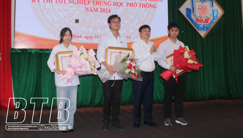   Tuyên dương học sinh đạt thủ khoa, á khoa kỳ thi tốt nghiệp THPT năm 2024