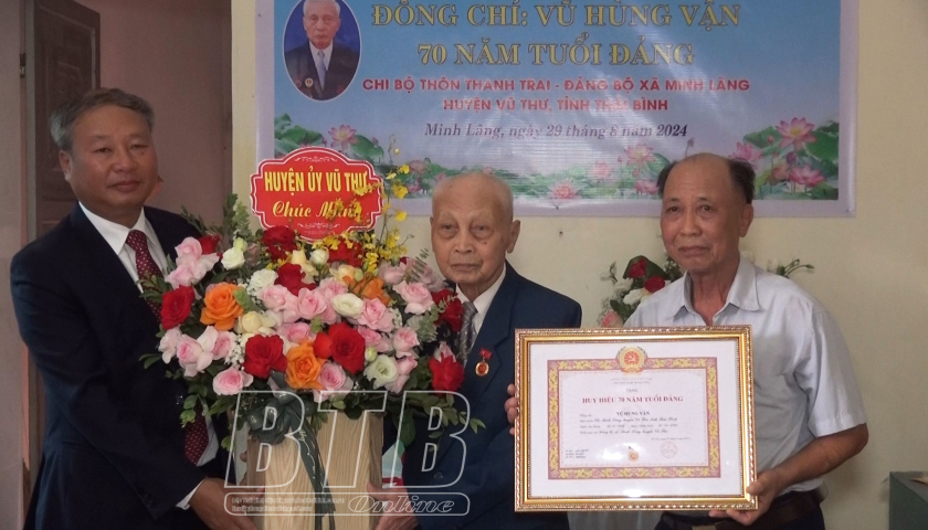   Trao Huy hiệu Đảng cho đảng viên cao tuổi đảng
