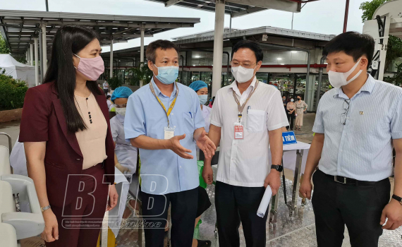   Đồng chí Trần Thị Bích Hằng, Phó Chủ tịch Nh88 casino tỉnh kiểm tra, chỉ đạo Nh88 Nha cai tiêm vắc-xin phòng Covid-19 tại doanh nghiệp