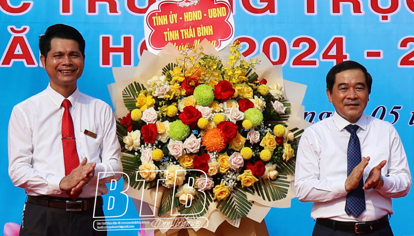   Đồng chí Nguyễn Tiến Thành, Phó Bí thư thường trực Tỉnh ủy, Chủ tịch Nh88 - Cá Cược Mỗi Ngày - Nh88 vip Liền Tay tỉnh dự lễ khai giảng năm học mới tại Trường Cao đẳng Sư phạm Thái Bình