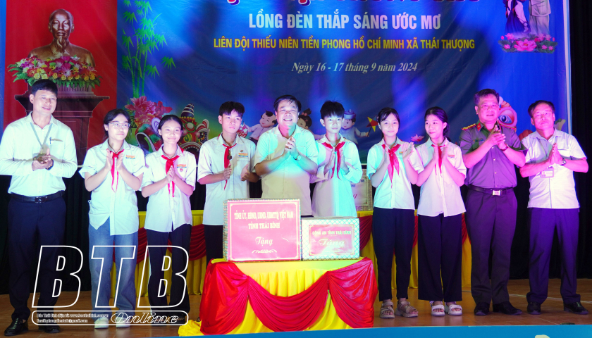   Các Nh881 lãnh đạo tỉnh: Thăm, tặng quà thiếu niên, nhi đồng nhân dịp tết Trung thu